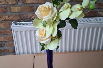 Afbeelding van Blauwe vaas met kunstbloemen