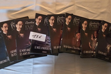 Afbeelding van Set van zeven dvd's uit de verzamelreeks van Agatha Christie's Poirot, waaronder Le Noël d'Hercule Poirot en Témoin Muet – Lot 156