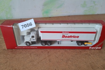 Afbeelding van Herpa Peterbilt Beatrice Dairy Foods vrachtwagen met oplegger (1:87)