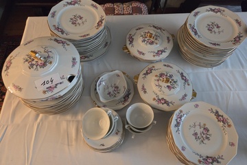 Afbeelding van Uitgebreid eetservies Cerabel met bloemmotieven en goudkleurige randen, inclusief dekschalen, borden en kop-en-schotels – Lot 104