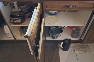 Afbeelding van Inhoud keukenkasten onder oa potten ,pannen, opbergdozen ed