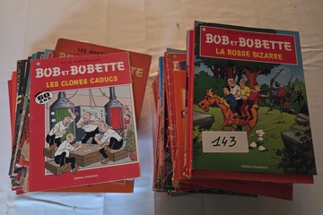 Afbeelding van Grote stapel Franstalige stripboeken van Bob et Bobette (Suske en Wiske), waaronder Les clones caducs en La rosse bizarre – Lot 143
