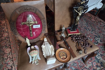 Afbeelding van Kavel religieuze voorwerpen, waaronder een groot kruisbeeld in ovale houten wandkast met rood fluweel, diverse Mariabeelden, rozenkransen en een IHS-kruisbeeld – Lot 160