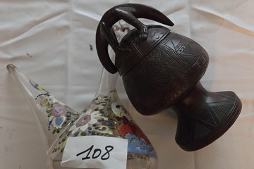 Afbeelding van Kavel bestaande uit een gedecoreerde porron (Spaanse schenkkan) en een donkere vaas/bokaal met geometrisch motief en figuur op het deksel – Lot 108