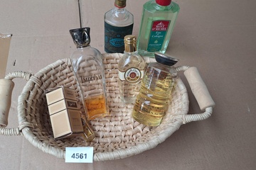 Afbeelding van Lot parfumflessen in mandje