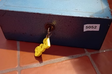 Afbeelding van Metalen kist met sleutel