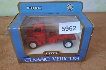Afbeelding van Ertl Classic Vehicles, 1950 Chevy Semi Cab, 1:43