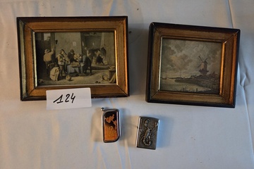 Afbeelding van Set bestaande uit twee kleine schilderijtjes in goudkleurige lijsten (tavernescène en molen aan het water) en twee Aanstekers – Lot 124