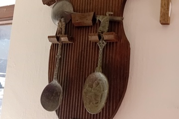 Afbeelding van Wanddecoratie met souvenir lepels