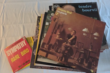 Afbeelding van Stapel vinylplaten (lp's en singles), met onder andere werk van Jacques Brel (Ces gens là), Bourvil (Tendre Bourvil) en Rare Bird – Lot 110