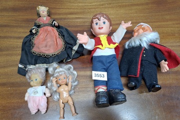 Afbeelding van Oude poppen 5 stuks