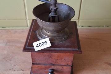 Afbeelding van Antieke koffiemolen hout