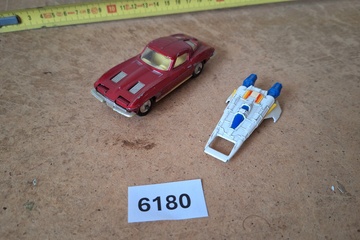 Afbeelding van Corgi Toys, Customized Chevrolet Corvette Sting Ray (rood metallic) en miniatuurvliegtuigje