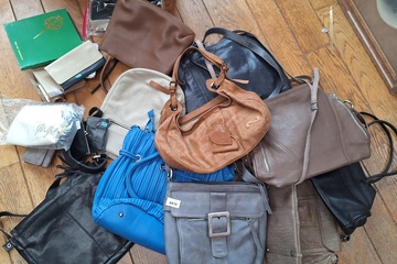 Afbeelding van partij handtassen, portemonees ea