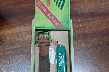 Afbeelding van Red Mechanic Horloge nieuw in houten opbergdoos met zakmes