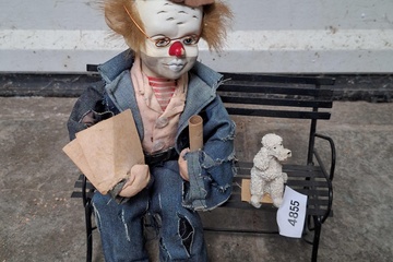 Afbeelding van Clown pop op bank