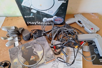 Afbeelding van Sony Playstation met toebehoren werkend