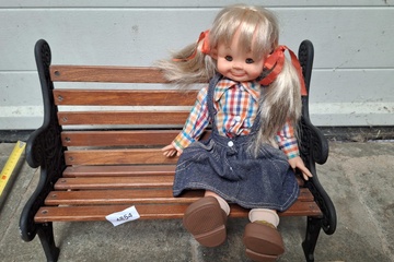 Afbeelding van Vintage pop op bank