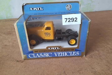 Afbeelding van Ertl 1947 International KB-12 Semi-Cab "Crouse Cartage Co." vrachtwagen (1:43)