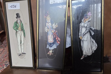 Afbeelding van Set van drie langwerpige, ingelijste modeprenten/tekeningen van historische figuren in klederdracht – Lot 136