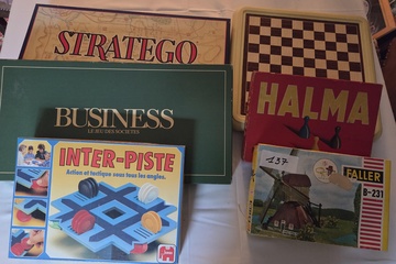 Afbeelding van Kavel gezelschapsspellen en modelbouw, waaronder Stratego, Halma, Inter-Piste en een Faller B-231 windmolenpakket – Lot 137