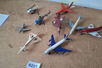 Afbeelding van Matchbox, Sky Busters miniatuurvliegtuigen en helikopters (set van 9 stuks)