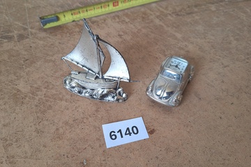 Afbeelding van Zilverkleurig miniatuur zeilschip en Volkswagen Kever klokje