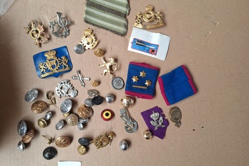 Afbeelding van Militaire knopen en Emblemen