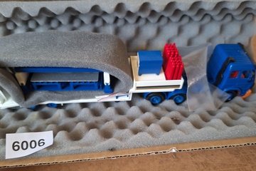 Afbeelding van Conrad, Mercedes-Benz SK 3-assige Zwaartransport Trekker met dieplader, 1:50