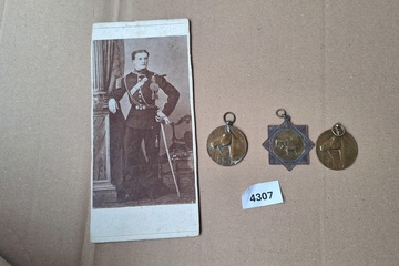 Afbeelding van oude foto en medailles