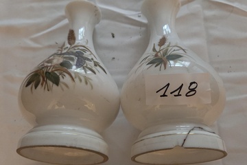 Afbeelding van Paar porseleinen vazen met florale motieven en vogelafbeeldingen – Lot 118