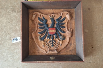 Afbeelding van Wapenschild in hout gesigneerd