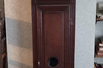 Afbeelding van Klassieke staande klok / lantaarnklok in een hoge houten kast met barsten in de ronde wijzerplaat – Lot 112
