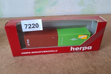 Afbeelding van Herpa Vrachtwagenoplegger met een bruine ACL-container en een groene Sealand-container (1:87)