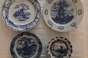 Afbeelding van Set van vier Delfts blauwe wandborden met diverse molenlandschappen – Lot 122