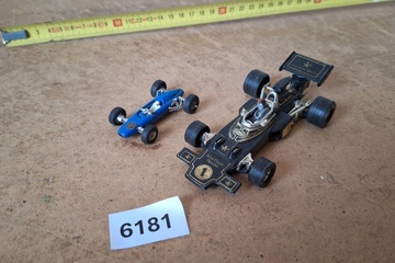 Afbeelding van Lotus Formule 1 raceauto "John Player Special" nr. 1 en kleine blauwe racewagen nr. 6 (set van 2 stuks)