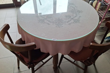 Afbeelding van Ronde eiken keukentafel met 2 stoelen