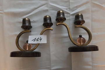 Afbeelding van Paar tweearmige kandelaars met gebogen armen, elk voorzien van een roze glazen boldecoratie – Lot 114