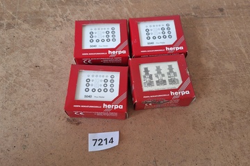 Afbeelding van Herpa Assortiment vrachtwagenonderdelen waaronder wielen en assen set 5040, set van vier doosjes (1:87)