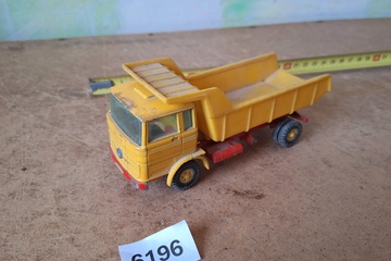 Afbeelding van Chocolade Jacques Grote gele Mercedes-Benz kipper vrachtwagen / dumper