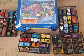 Afbeelding van Matchbox, MB Carry Case koffer gevuld met 4 trays miniatuurauto's (set van ca. 48 voertuigen)