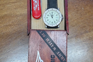 Afbeelding van Red Mechanic Horloge nieuw in houten opbergdoos met zakmes
