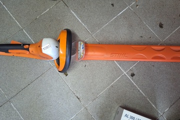 Afbeelding van Stihl Hse 71 elektrische heggeschaar werkend