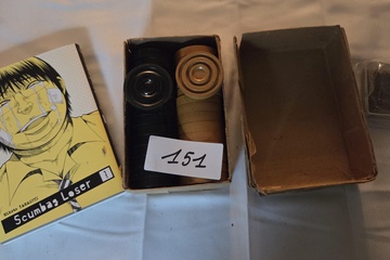Afbeelding van Kavel bestaande uit de manga Scumbag Loser deel 1 en een kartonnen doos met damstenen en houten pionnen – Lot 151