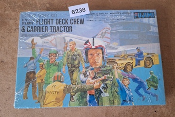 Afbeelding van Fujimi, Flight Deck Crew & Carrier Tractor modelbouwset (in originele verpakking)