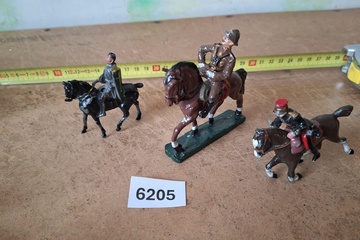 Afbeelding van Set van 3 antieke militaire ruiters / officieren te paard