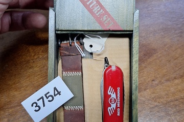 Afbeelding van Red Mechanic Horloge nieuw in houten opbergdoos met zakmes