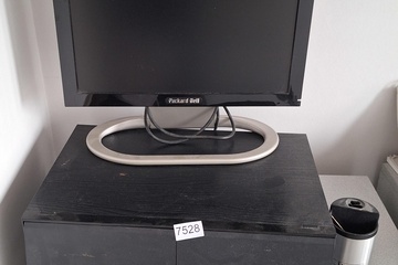 Afbeelding van packard Bell computerscherm & opbergbak met inhoud