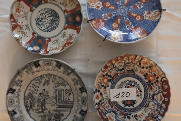 Afbeelding van Set van vier Aziatische wandborden met diverse decors, waaronder vogels en traditionele taferelen – Lot 120