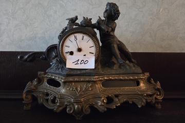 Afbeelding van Antieke pendule met putto-sculptuur op sierlijke, opengewerkte voet – Lot 100